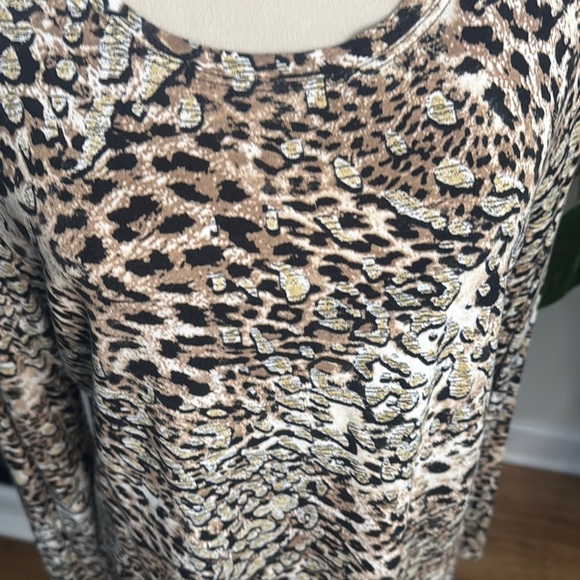 Chic Leopard Print Blouse - Picture 3 of 4